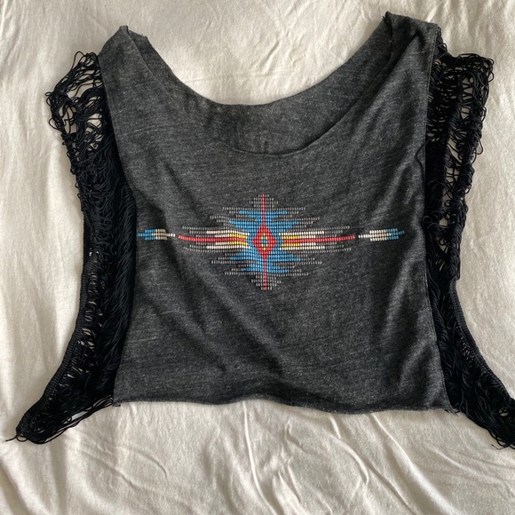 Fringe top with vintage vibes feel. - Picture 1 of 4